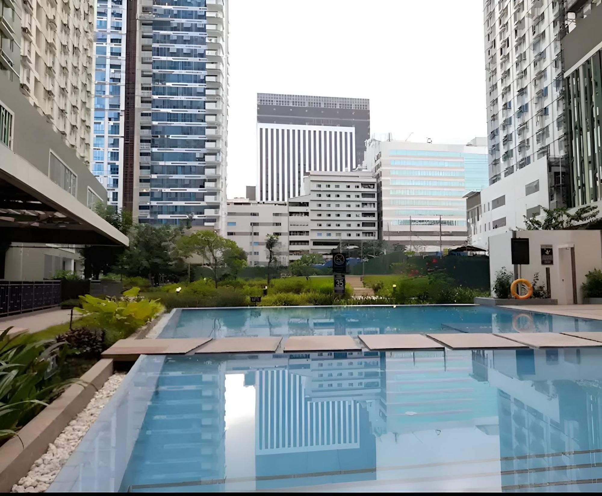 Cebu City Scape At Cebu It Park Exterior photo